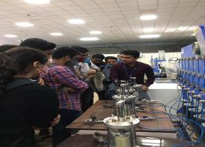 スラトにあるアジア最大の地盤工学研究所でのトレーニングセッションに参加するサルダールヴァラブバイ国立工科大学（SVNIT）の学生。