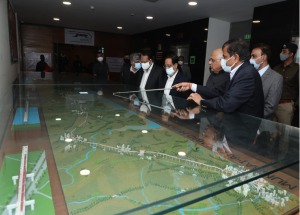 गुजरात के माननीय मुख्यमंत्री, श्री भूपेंद्र पटेल ने 18 दिसंबर 2021 को एनएचएसआरसीएल अहमदाबाद कार्यालय का दौरा किया। श्री सतीश अग्निहोत्री, एम डी, एनएचएसआरसीएल ने उन्हें नवीनतम निर्माण और भूमि अधिग्रहण की स्थिति के बारे में जानकारी दी।