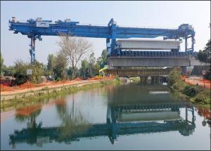 グジャラート州アナンド郡ペトラッド運河を越えるMAHSR高架橋