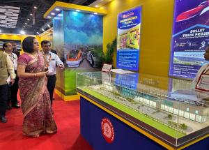रेलवे बोर्ड की अध्यक्ष एवं सीईओ श्रीमती जया वर्मा सिन्हा ने आईआईटीएफ रेलवे पवेलियन का दौरा किया। उन्हें सूरत एचएसआर स्टेशन के डिजाइन के बारे में भी जानकारी दी गई