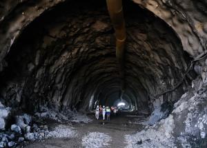 Valsad地区で進行中のトンネル工事、 グジャラート州-2023 年 10 月