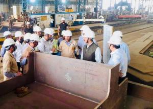 Sh Vivek Kumar Gupta医師/NHSRCLは、西ベンガル州ドゥルガプールにある鋼橋製造工場の作業場（ヴリンダエンジニアリングワークス）を訪問しました。そこでは、新幹線プロジェクトのための鋼橋の製造が進行中です。