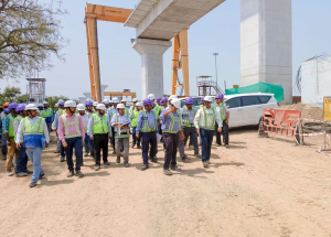 NHSRCL の MD である Shri Vivek Kumar Gupta 氏が、ムンバイ・アーメダバード新幹線回廊のために建設中の Anand & Vadodara 新幹線駅、軌道スラブ製造施設、Anand の河川橋梁現場の進捗状況をレビューした。