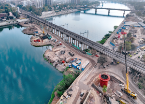 建設中のサバルマティ川橋