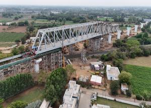 भारतीय रेल्वे ट्रॅकच्या वडोदरा-अहमदाबाद मेन लाइनवर स्टील ब्रिज लाँच करण्यात आला