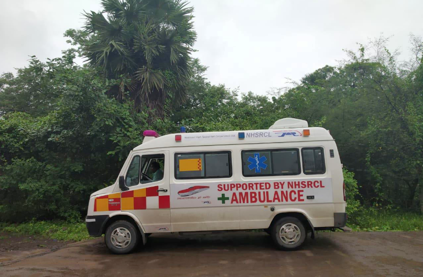 パルガル地区の近代的な救急車兼モバイルヘルスユニット