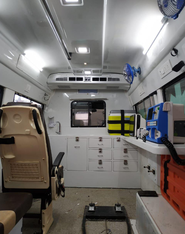 パルガル地区の近代的な救急車兼モバイルヘルスユニット