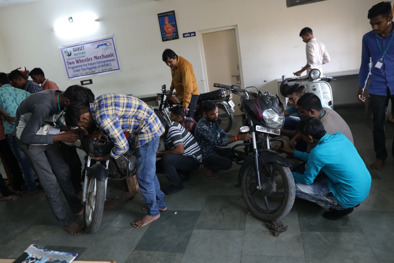 ખેડા (ગુજરાત) માં ટૂ વ્હીલર મિકેનિકની તાલીમ લઈ રહેલા તાલીમાર્થીઓ