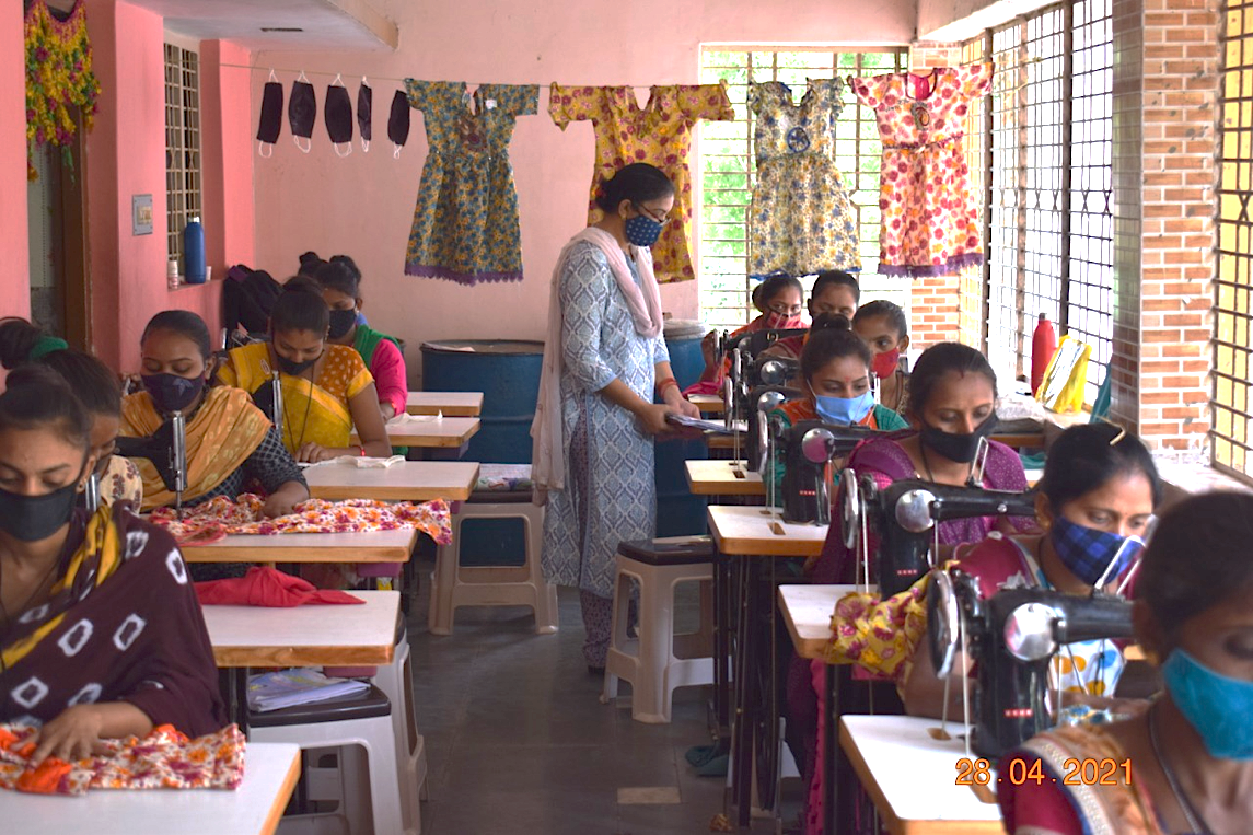 プロジェクトに参加する意向のある世帯の女性のための裁縫および仕立てプログラム