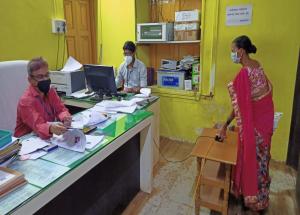 社会的距離を維持しながらマハラシュトラ州ビワンディーで土地売却証書執行