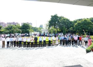 Shri Satish Agnihotri, Managing Director, NHSRCL administering Integrity Pledge to employees on the occasion of Vigilance Awareness Week 2021 celebration at NHSRCL Corporate Office, New Delhi on 26th October 2021.