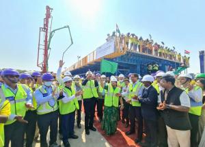 Smt. Darshana Jardosh, Hon’ble Minister of State for Railways and Textile flagged off the casting of the heaviest Full Span Box Girder of 40 M span weighing 970 MT for Mumbai-Ahmedabad High Speed Rail Corridor at a casting yard in Navsari, Gujarat on 1st November 2021