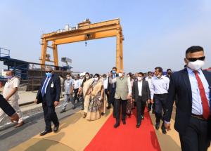 Shri Bhupendrabhai Patel、グジャラート州首相およびSmt。 鉄道および繊維国務大臣のダルシャナ・ジャルドシュは、他の高官とともに、2021年12月26日にスラト（Village-Vaktana、@ Ch 254）のムンバイ-アーメダバード高速鉄道回廊鋳造場を訪問しました。