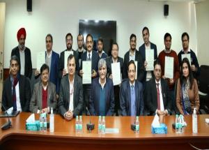 NHSRCL presented Directors’ Awards to its employees for their outstanding performance. The awards were presented by respective Directors in Corporate Office and by Chief Project Managers (CPMs) at site offices on 28th January 2022