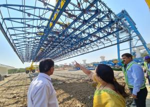 Smt。 鉄道・繊維国務大臣のダルシャナ・ジャルドシュは、スラトとバピの間のムンバイ-アーメダバード高速鉄道回廊の建設活動を視察しました。