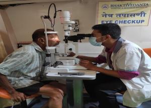 NHSRCLは、企業の社会的責任（CSR）イニシアチブの下で、Palghar地区のPalghartalukaで白内障予防のための現地調査を実施しました。 白内障手術は調査後に行われます。
