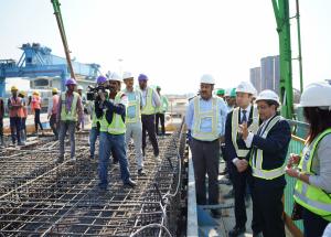 2022年12月21日、鈴木大使はラジェンドラ・プラサード氏（MD/NHSRCL）と共にグジャラート州のMAHSR建設現場を訪問しました。