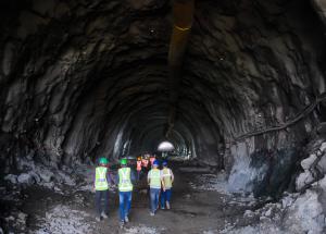 ムンバイ-アーメダバード高速鉄道回廊の最初の丘陵トンネルの建設は10月5日に完了しました
