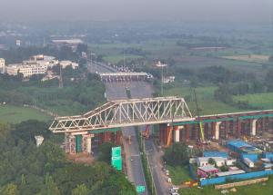 2023年10月6日にムンバイ-アーメダバード高速鉄道回廊用の最初の鋼橋を建設