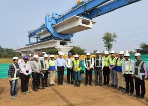 अध्यक्ष एवं सीईओ रेलवे बोर्ड, श्रीमती जया वर्मा सिन्हा ने MAHSR परियोजना के लिए आनंद, गुजरात में फुल स्पैन लॉन्चिंग साइट और ट्रैक स्लैब निर्माण सुविधा का निरीक्षण किया