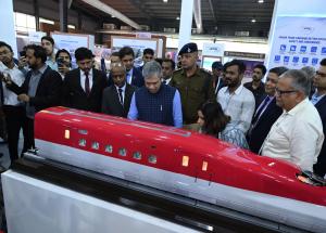 व्हायब्रंट गुजरात समिट 2024 दरम्यान भारत सरकारचे रेल्वे मंत्री श्री अश्विनी वैष्णव यांनी बुलेट ट्रेनच्या स्टॉलला भेट दिली
