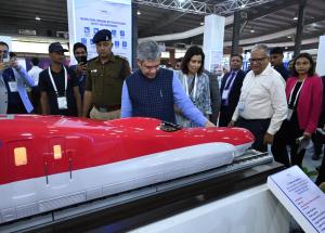 श्री अश्विनी वैष्णव, रेल मंत्री, भारत सरकार, द्वारा वाइब्रेंट गुजरात समिट 2024 के दौरान बुलेट ट्रेन स्टॉल का दौरा किया गया