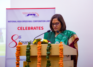 श्रीमती जया वर्मा सिन्हा, अध्यक्ष आणि सीईओ, रेल्वे बोर्ड, रेल्वे मंत्रालय, NHSRCL च्या 8 व्या स्थापना दिनानिमित्त संबोधित करताना