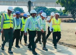 シュリ・ヴィヴェク・クマール・グプタ医学博士/NHSRCLは、新幹線プロジェクトのためにグジャラート州スーラトにある線路建設基地と線路スラブ製造施設(TSMF)をレビューした。