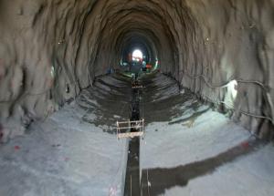 2024年3月、グジャラート州のヴァルサド地区において山岳トンネルの工事が進行中です。