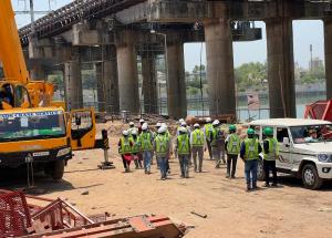 L.D.工科大学の工学生が、アーメダバードの新幹線駅とサバールマティ川の橋建設現場を訪れました。