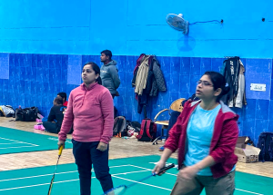 वार्षिक खेल गति और तालमेल कार्यक्रम के दौरान बैडमिंटन मैच खेलती टीम की एक झलक