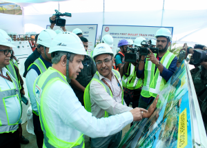 Shri Ashwini Vaishnaw, Hon’ble Minister of Railways along with Shri Vivek Kumar Gupta, MDNHSRCL visited the Bullet Train construction sites at Vikhroli and BKC in Mumbai on 23rd Feb 2024_2