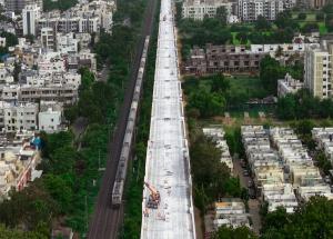 मुंबई-अहमदाबाद बुलेट ट्रेन प्रकल्पासाठी अहमदाबादमध्ये व्हियाडक्टचे बांधकामाचे काम वेगाने सुरू आहे