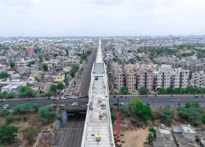 अहमदाबादमध्ये कॅડિલા उड्डाणपुलावर (फ्लाईओवरवर) स्टीलच्या पुलाचे बांधकाम वेगाने सुरू आहे